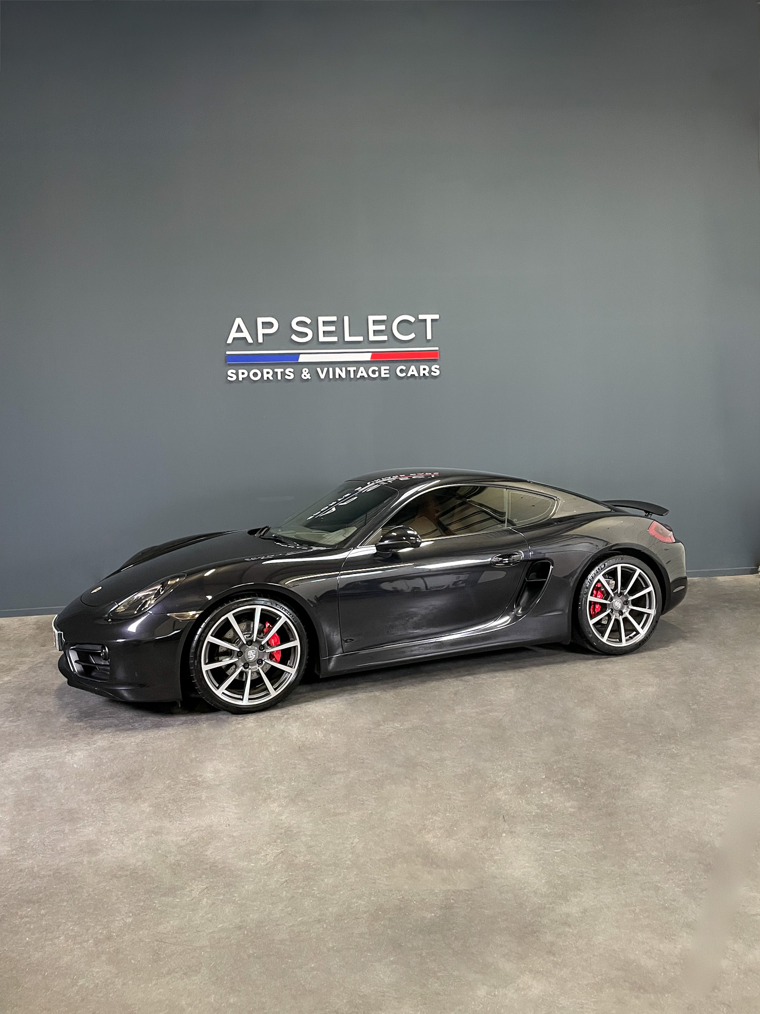 Photographie d'une Porsche Cayman 981 3.4S  vue de trois quarts face dans les locaux d'AP SELECT